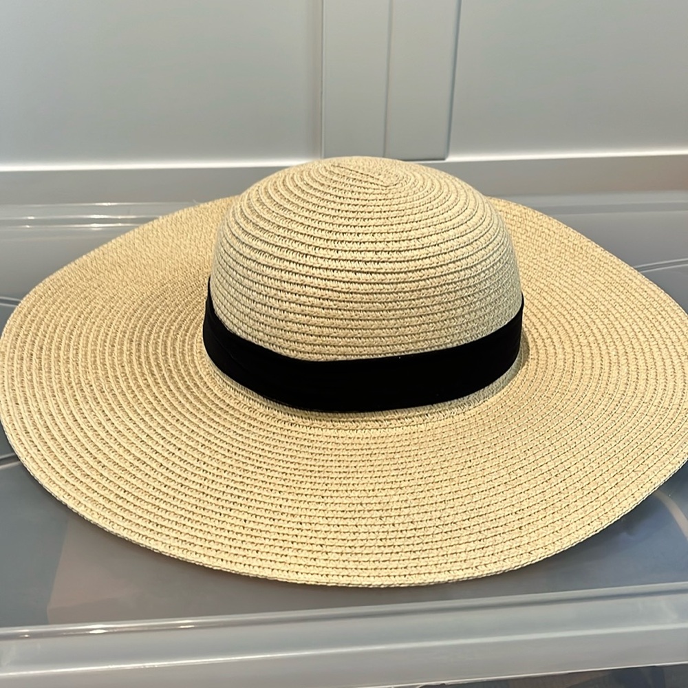 Vince Camuto brim hat